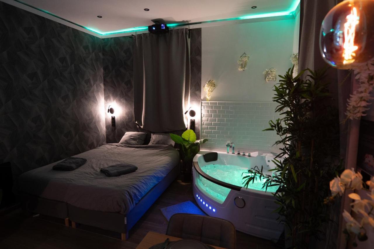 Appartement Capsule Color Deluxe I Balnéo I écran Cinéma I Console De Jeux *