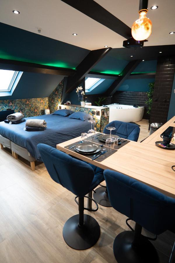 Capsule Color Deluxe I Balnéo I écran Cinéma I Console De Jeux Appartement