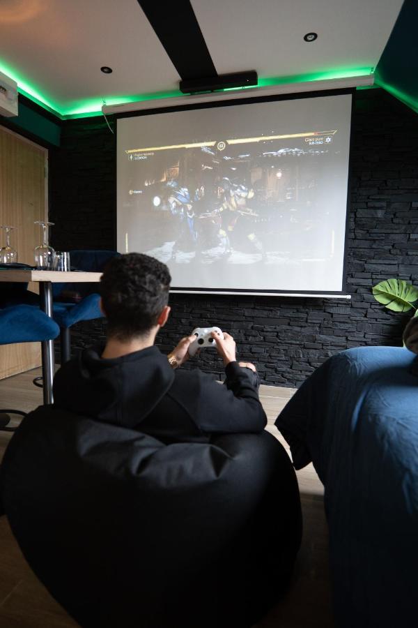 Appartement Capsule Color Deluxe I Balnéo I écran Cinéma I Console De Jeux *